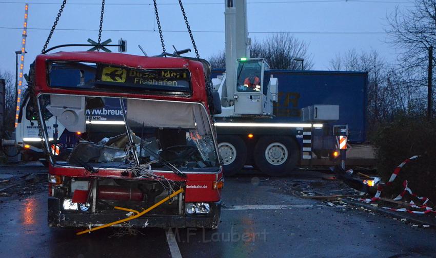 Schwerer VU Bus Zug Düsseldorf P534.JPG